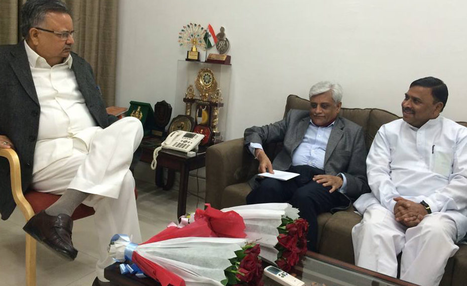 Mehta discusses co-op affairs with Raman Singh