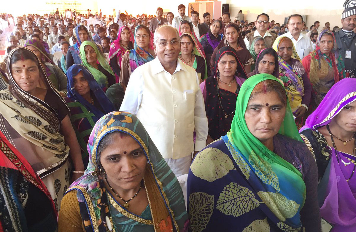awasthi-with-women-cooperators
