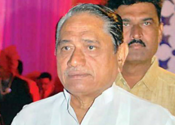 Maha Minister urges Amul to help run dairies