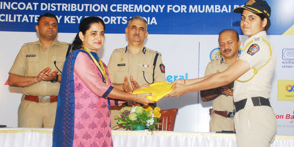PMC Bank distributes rain coats to Mumbai-Thane police force