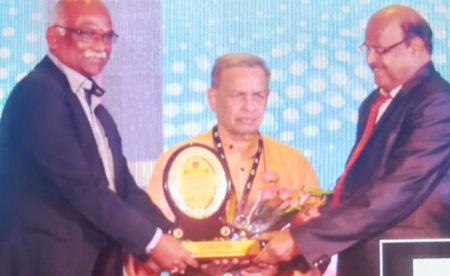 RBI’s Ex-Deputy Guv Gandhi felicitates Marathe