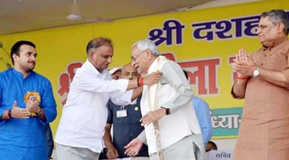 Vishal Singh celebrates Dussehra with Nitish Kumar