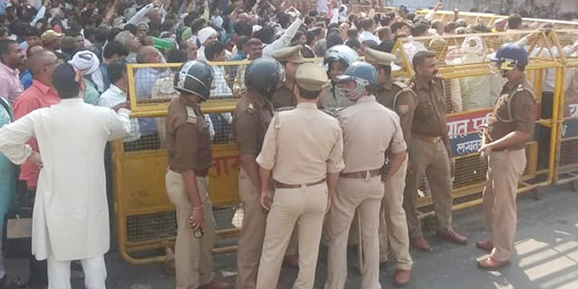 UP co-op employees are lathicharged when they try to gherao Assembly