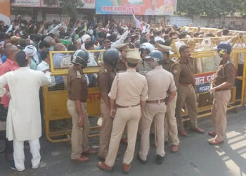 UP co-op employees are lathicharged when they try to gherao Assembly