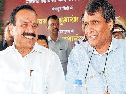 Co-op clout: Prabhu & Gowda at Campco farmers’ meet