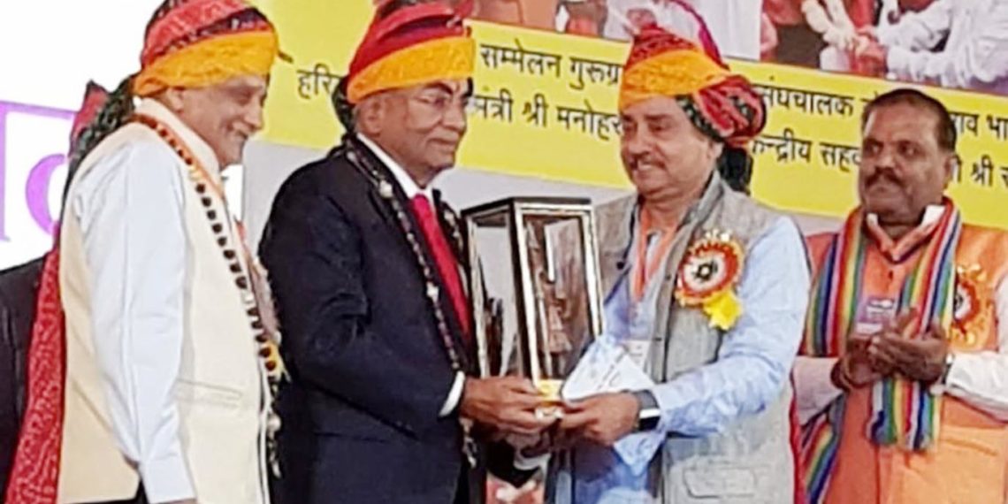 Awasthi bestowed with Inamdar Award; Prabhu first to greet