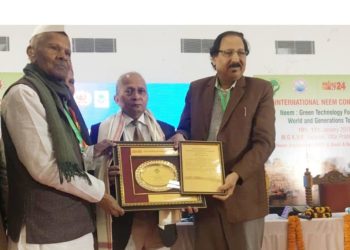 Kashi Vidyapith bestows “Neem Ratna Award” on IFFCO MD