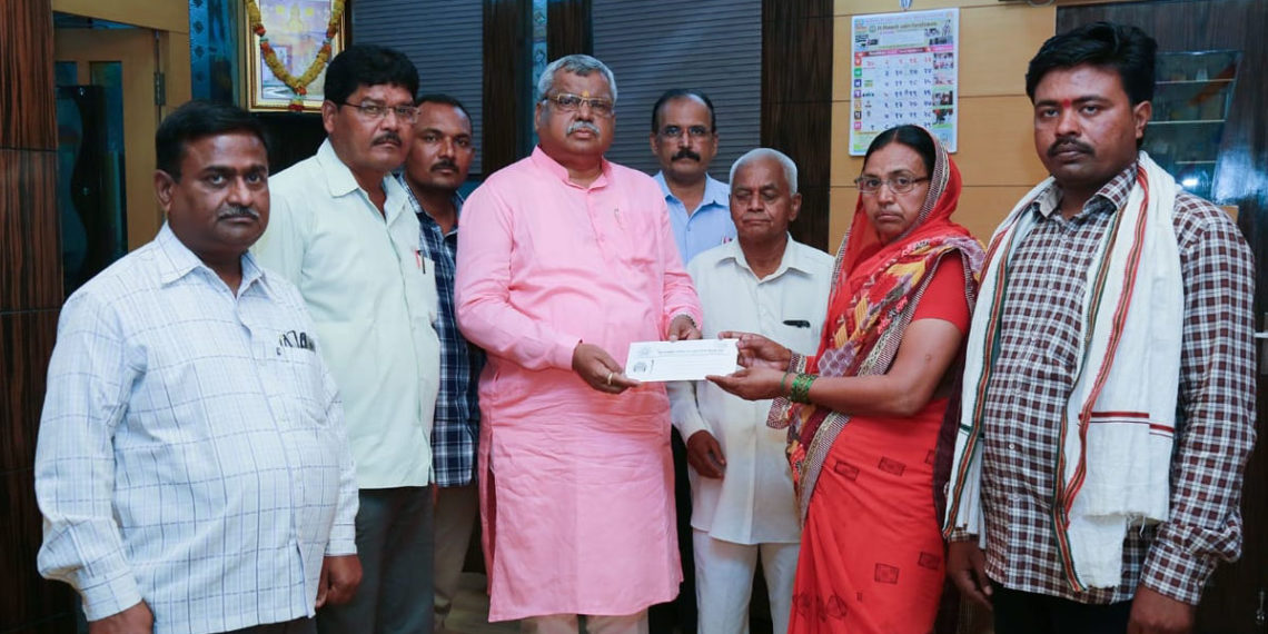 Chikhali Urban Co-op Bank gives cheque to deceased’s family