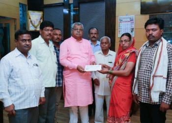 Chikhali Urban Co-op Bank gives cheque to deceased’s family