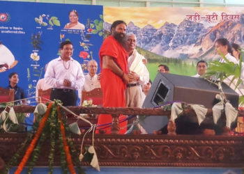 Yoga Guru felicitates Yogendra for IFFCO’s neem campaign