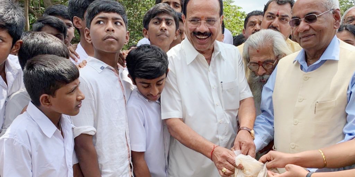 Awasthi joins Gowda in Swachh Bharat Abhiyan in Bangalore