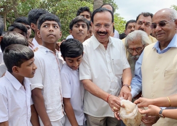 Awasthi joins Gowda in Swachh Bharat Abhiyan in Bangalore