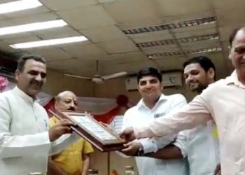 Union Minister Balyan opposes Yogi on DCCBs’ merger