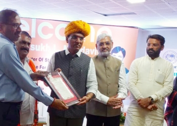 IFFCO’s Kandla Unit head gets award from Minister