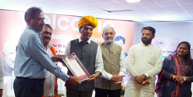 IFFCO’s Kandla Unit head gets award from Minister