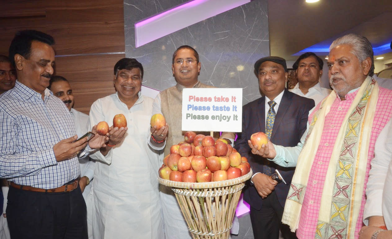 Playing national role: Biscomaun sells Kashmiri apples