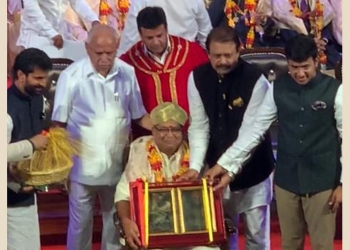 Karnataka CM felicitates Sah Bharati President for co-op efforts