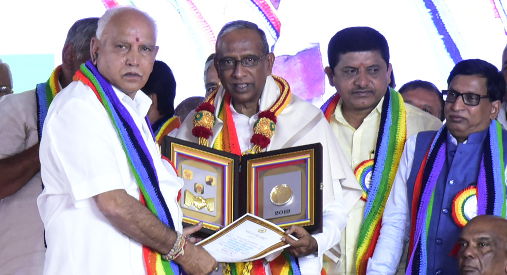 Yediyurappa gives award to Jayakumar of TMCC