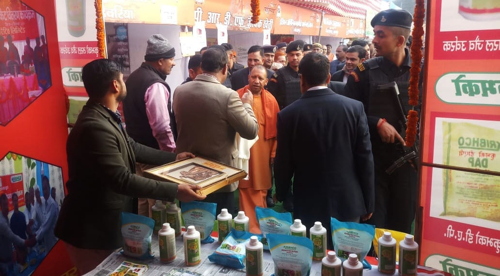 Yogi visits Kribhco stall in Gorakhpur
