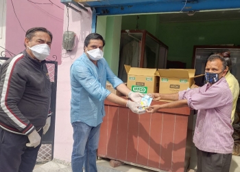 IFFCO delegates distribute mask-sanitizers in Dehradun