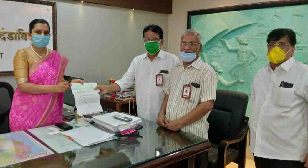 Kamal Nagari Sah Patsanstha donates Rs 2.19 lakh to CM Fund