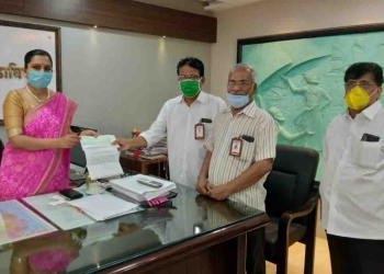Kamal Nagari Sah Patsanstha donates Rs 2.19 lakh to CM Fund