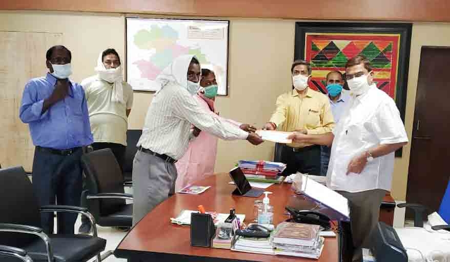 Mandla DCCB donates to CM relief fund