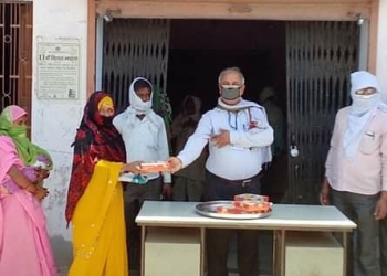 Rae Bareli DCCB distributes lunch packets