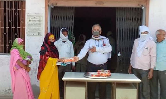 Rae Bareli DCCB distributes lunch packets