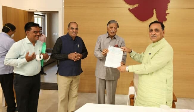 Amin exhorts co-op sector to support govt; donates Rs 11 lac