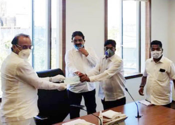 Thane DCCB contributes Rs 1 crore to CM Relief Fund