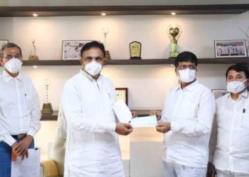 Minister thanks Sangli DCCB for donating more than Rs 2 cr