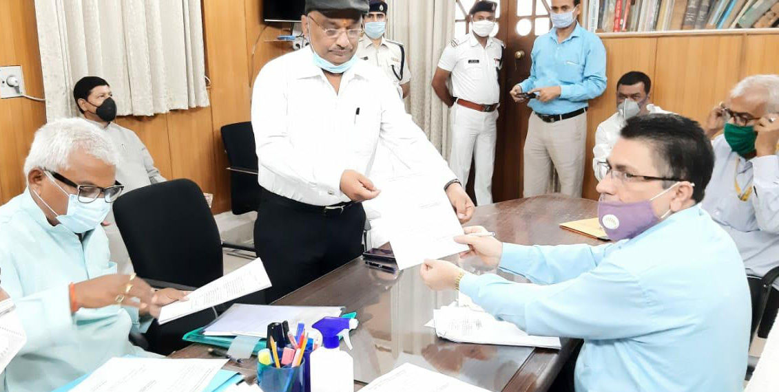 Sunil files nomination, seeks Rabari’s blessings