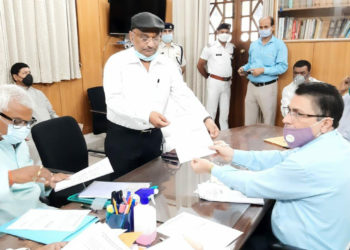 Sunil files nomination, seeks Rabari’s blessings