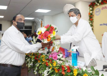 Minister felicitates MD of UP State Co-op Bank