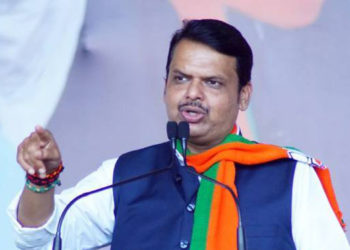 Fadnavis raises issues of sugar co-ops before HM