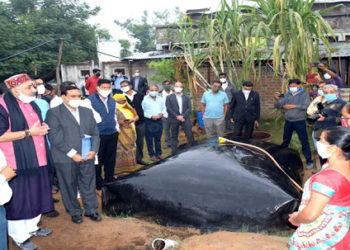 Giriraj brainstorms with dairy co-ops on business model