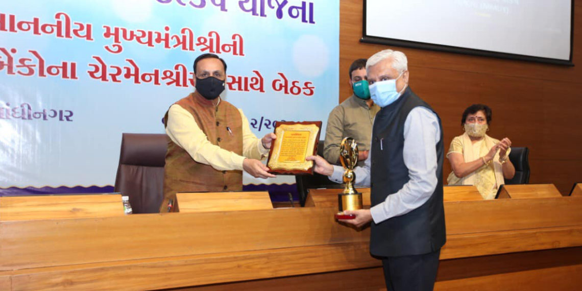 Helping Women: CM felicitates Mehta, Ajay Patel and Kantibhai