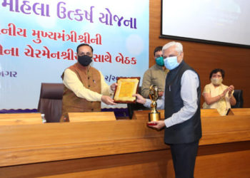 Helping Women: CM felicitates Mehta, Ajay Patel and Kantibhai
