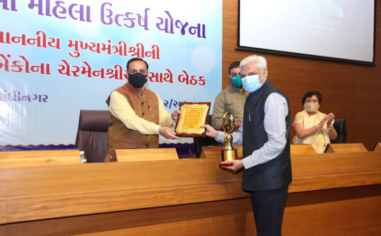 Helping Women: CM felicitates Mehta, Ajay Patel and Kantibhai