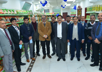 Bijender inaugurates Nafed Bazar at Kailash Colony, Delhi