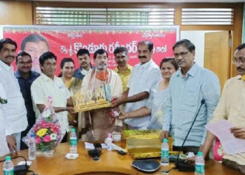 NAFSCOB chairman felicitated in Karimnagar