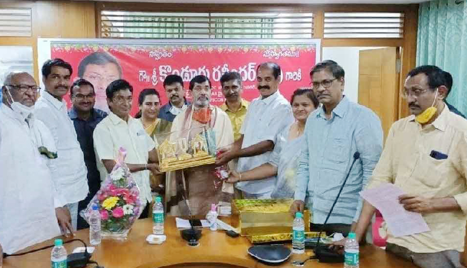 NAFSCOB chairman felicitated in Karimnagar