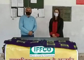Harsh distributes IFFCO’s blankets in Himachal