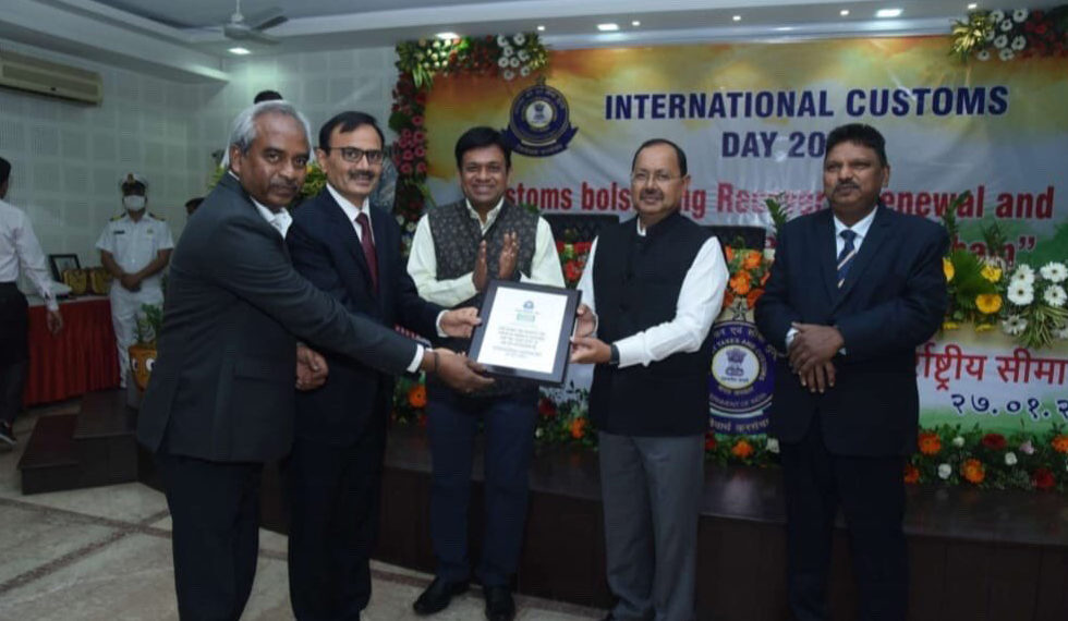 IFFCO bags highest tax payer award; MD bucks up team