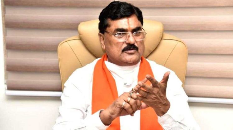 Minister warns outsourced employees of Co-op Dept