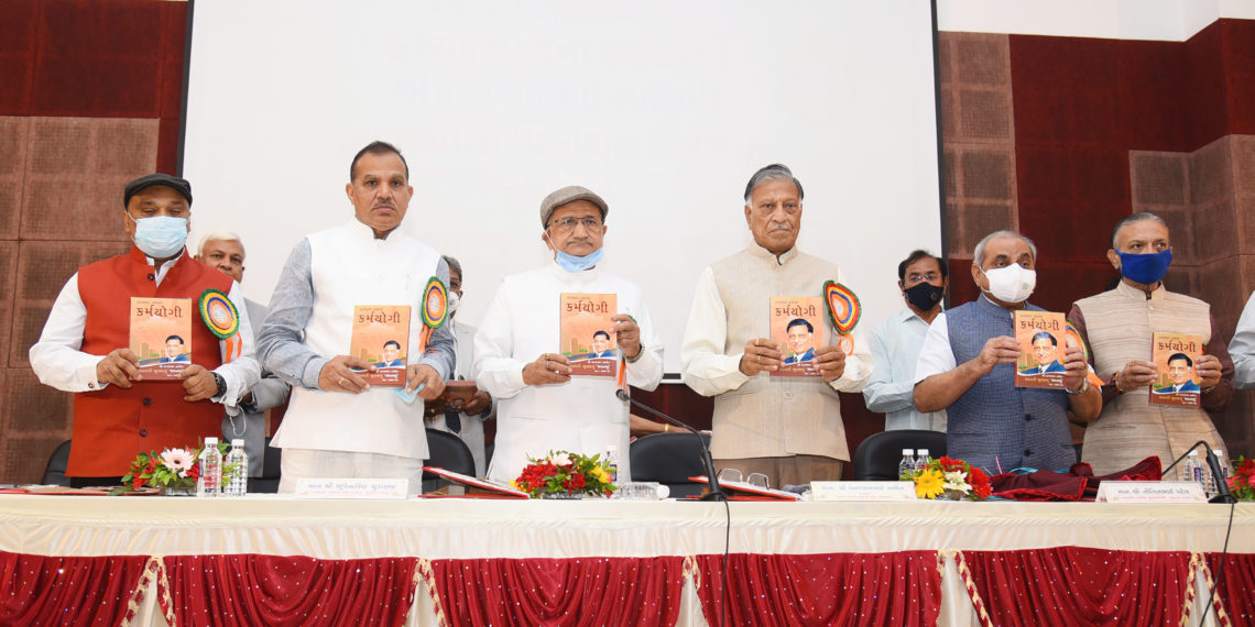 Gujarat Dy CM releases book on Amin; Chandra Pal & Sunil attend