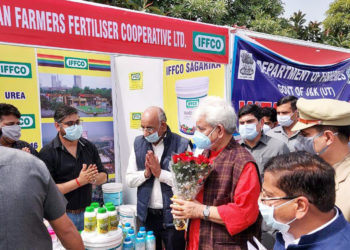 Sinha visits IFFCO stall at Kisan Mela in Jammu