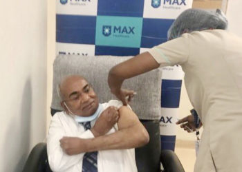 IFFCO MD gets vaccinated; lauds role of Doctors