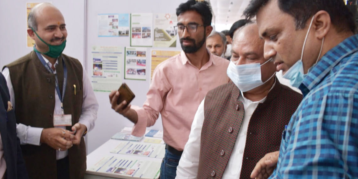 Tomar visits Vamnicom stall at Pusa Kisan Mela